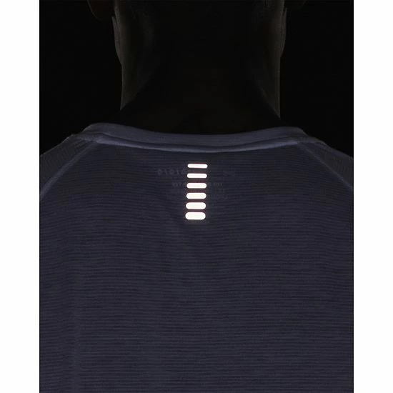 Men's Under Armour UA Streaker Run Short Sleeve Shirt Black Rose 3 Men's Under Armour UA Streaker Run Short Sleeve Shirt Black Rose - Image 3